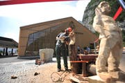 Am Eröffnungsevent schnitzten Holzbildhauer originelle Figuren aus Baumstämmen. (Bild: Urs Hanhart (Schattdorf, 31. Mai 2018))