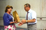 Gemeindepräsidentin Heidi Grau überreicht Thomas Friederich am Ende der Gemeindeversammlung ein Geschenk. (Bild: Georg Stelzner)
