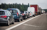 Wer auf der Autobahn unterwegs ist, wird immer wieder auf die Geduldsprobe gestellt. (Archiv/Keystone (Symbolbild)
