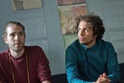 Lo (Lorenz Häberli, links) und Leduc (Luc Oggier) bei einem Interview für unsere Zeitung. (Bild: Pius Amrein (Bern, 16. Juni 2015))