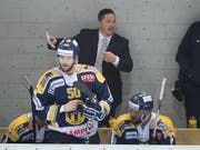 Jason O'Leary (im Anzug) wurde 2017 als Chefcoach mit Langenthal NLB-Meister (Bild: KEYSTONE/MARCEL BIERI)