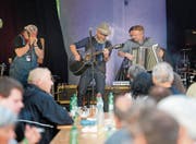 Die Zuger Band Kurios Kurt & Söhne mit Gastmusiker Julian von Flüe (rechts). (Bild: Stefan Kaiser (Oberägeri, 30. Mai 2018))
