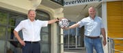 Weinfeldens Gemeindepräsident Max Vögeli und Othmar Schmid, Gemeindepräsident von Amlikon-Bissegg, teilen die Leidenschaft für den Fussball. (Bild: Montage Mario Testa)