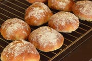 Die Bürli sind handgemacht und aus dem eigenen Mehl gebacken. (Bild: Christiana Sutter)