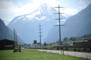 Die verlegten und gebündelten Hochspannungsleitungen im Urner Talboden. (Bild: Urs Hanhart, Altdorf, 30. Mai 2018)