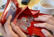 Wenn man sich eigentlich nicht einmal den Kaffee auswärts leisten sollte: Vielen Menschen mit Geldproblemen fällt es schwer, auf den Restaurantbesuch zu verzichten. (Keystone)
