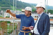 Thomas Dittrich, CEO der Han’s Europe AG (rechts), mit Polier Martin Röthlin auf der Baustelle des Hotels Titlis Palace in Engelberg. (Bild: PD)