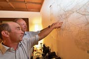 Stadtrat Stefan Koster und Stadtpräsident Martin Salvisberg schauen sich im grossen Sitzungszimmer des Stadthauses den Plan mit den Flurstrassen auf dem Gemeindegebiet an. (Bild: Manuel Nagel)