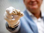Die grösste Süsswasserperle der Welt, auch "schlafender Löwe" genannt, wurde für 320'000 Euro verkauft. (Bild: KEYSTONE/EPA ANP/REMKO DE WAAL)