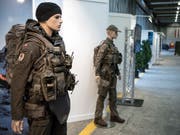 Der Ständerat hat Zweifel, ob es für die ganze Truppe eine schwere Schutzausrüstung braucht. Er hat den Kredit für die Schutzwesten halbiert. (Bild: KEYSTONE/PETER SCHNEIDER)