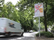 Ein Strassenschild in Hamburg verbietet älteren Dieselfahrzeugen, die nicht die Euro-Norm 6 erfüllen, die Durchfahrt. (Bild: KEYSTONE/EPA/FOCKE STRANGMANN)
