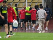 Ein humpelnder Granit Xhaka wird von Betreuern gestützt vom Feld geführt (Bild: KEYSTONE/TI-PRESS/GABRIELE PUTZU)