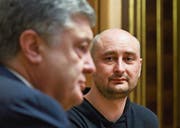 Schriftsteller Arkasy Babtschenko (Mitte) und Ukraine-Präsident Petro Poroschenko (links) in Kiew. (Bild: Mykola Lazarenko/EPA (29. Mai 2018))