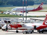 Wer von einem EU-Flughafen abfliegt und seinen Anschlussflug in einem Land ausserhalb der EU verpasst, hat das Recht auf eine Entschädigung. Dies aber nur, wenn die beiden Flüge Teil einer einzigen Buchung waren, hat der EU-Gerichtshof in Luxemburg am Donnerstag entschieden. (Bild: KEYSTONE/EPA/FELIPE TRUEBA)