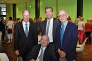 Landammann und Bildungsdirektor Beat Jörg (Mitte) mit drei seiner Vorgänger im Amt des Bildungs- und Kulturdirektors des Kantons Uri, Hans Danioth (sitzend), Hansruedi Stadler (rechts) und Josef Arnold. (Bild: PD (Altdorf, 26. Mai 2018))