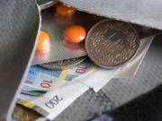 Medikamente gehen ins Geld. Sie kosten in der Schweiz immer noch deutlich mehr als in anderen europäischen Ländern. (Bild: KEYSTONE/GAETAN BALLY)