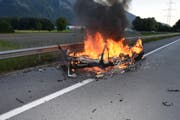 Der ausgebrannte Anhänger auf der A13. (Bild: Kapo SG)
