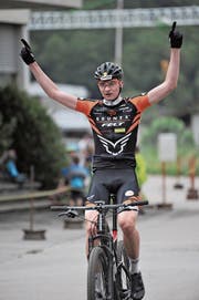 Fabio Püntener (links) und Melanie Tresch holten sich den Sieg beim sechsten Rennen des EWA-Cups. (Bild: Urs Hanhart (Amsteg, 30. Mai 2018))