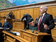 Finanzminister Ueli Maurer verteidigte am Donnerstag im Nationalrat die Bundesrechnung 2017, welche wegen grosser Abweichungen zum Budget und Fehlbuchungen für Schlagzeilen gesorgt hat. (Bild: KEYSTONE/PETER KLAUNZER)