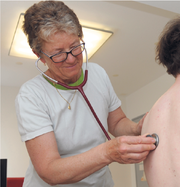 Die Urner «Nurse Pracititioner» Claudine Lüscher bei der Arbeit. (Bild Urs Hanhart, Bürglen, 3. Mai 2018)