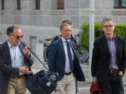 Lillo Alaimo (mitte), Direktor der Zeitung "Il caffe della domenica" mit dem Journalisten Libero d'Agostino (links) und Ruben Rossello, Präsident der Tessiner Journalistenvereinigung, bei der Ankunft zum Prozessauftakt in Bellinzona. (Bild: KEYSTONE/TI-PRESS/SAMUEL GOLAY)