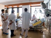 Viele Patientinnen und Patienten erleiden im Spital eine Infektion. Der Bund will die Zahl senken. Zum Beispiel sollen weniger Blasenkatheter gelegt werden. (Symbolbild) (Bild: KEYSTONE/TI-PRESS/ALESSANDRO CRINARI)
