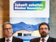 Geschäftsführer Andreas Felix (links) und Präsident Markus Derungs an der Generalversammlung des Graubündnerischen Baumeisterverbandes: Demut war angesagt. (Bild: KEYSTONE/GIAN EHRENZELLER)