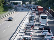 An den verlängerten Mai-Wochenenden wird auch in diesem Jahr mit Staus gerechnet, besonders am Nadelöhr Gotthard. (Bild: KEYSTONE/URS FLUEELER)