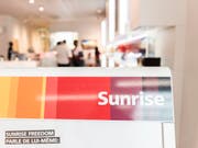 Der Telekomanbieter Sunrise ändert per Ende Mai sein Verfahren zu Kündigungen: Ab dann sollen Kunden Beratern Rede und Antwort stehen, warum sie kündigen. (Bild: KEYSTONE/CHRISTIAN BEUTLER)