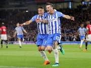 Jubel in Brighton: Torschütze Pascal Gross (re.) feiert den Sieg und Ligaerhalt mit Teamkollege Anthony Knockaert (Bild: KEYSTONE/AP PA/GARETH FULLER)