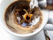 Nestlé will laut Medienberichten von Starbucks das Retailgeschäft rund um fertigen Kaffee, Getränke und Bohnen übernehmen. (Symbolbild) (Bild: KEYSTONE/GAETAN BALLY)