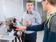 Rolf Vogt von der Berner Fachhochschule (BFH) (links) hat ein System entwickelt, das Personen durch Wände hindurch aufspüren kann. Dies könnte beispielsweise bei Rettungseinsätzen hilfreich sein. (Bild: BFH)