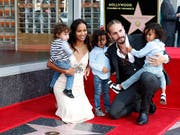 Die 39-jährige US-Schauspielerin Zoe Saldana (2. von Links) hat am Donnerstag ihren Hollywood-Stern gleich mit ihrer ganzen Familie gefeiert. (Bild: KEYSTONE/EPA/MIKE NELSON)