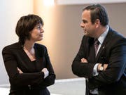 CVP-Parteipräsident Gerhard Pfister im Gespräch mit Bundesrätin Doris Leuthard. (Bild: KEYSTONE/PETER SCHNEIDER)