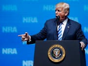 "Bumm, komm her": US-Präsident Donald Trump bei seiner Rede vor der US-Waffenlobby in Dallas am Freitag. (Bild: KEYSTONE/EPA/LARRY W. SMITH)