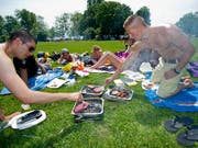 Gerade beim Grillieren sollten die Grundregeln der Küchenhygiene beachtet werden. Denn jedes Jahr gibt es in der Schweiz bis zu 10'000 Durchfallerkrankte, meist verursacht durch Campylobacter-Bakterien (Bild: KEYSTONE/JEAN-CHRISTOPHE BOTT)