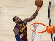 Clevelands Superstar LeBron James (am Ball) überzeugte mit einer weiteren Galavorstellung (Bild: KEYSTONE/EPA/WARREN TODA)
