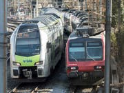 Eine BLS-Komposition überholt einen stehenden SBB-Zug. Die SBB wollen sich mit einer Beschwerde dagegen wehren, dass die BLS eine Fernverkehrs-Konzession erhält. (Bild: KEYSTONE/ALESSANDRO DELLA VALLE)