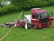 Unten wäre die Autobahn: Lastwagen in Eich rollt rückwärts einen Hang hinunter. (Bild: Luzerner Polizei)