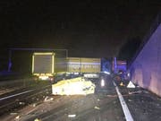 Der Lastwagen mit Anhänger blockierte nach dem Unfall die A9 in der Waadt. (Bild: Kantonspolizei Waadt)