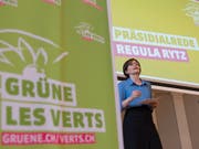 Als Präsidentin wiedergewählt: Regula Rytz spricht an der Delegiertenversammlung der Grünen in Olten. (Bild: KEYSTONE/PETER SCHNEIDER)