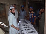 Tote nach Einsturz in Bergwerk in Pakistan: Rettungskräfte bergen ein Opfer aus dem Innern der Kohlemine. (Bild: KEYSTONE/EPA/JAMAL TARAQAI)