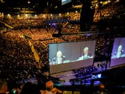Volles Stadium in Omaha: So sieht die Aktionärsversammlung von Berkshire Hathaway aus. Die Quartalszahlen, die Konzernchef Warren Buffett präsentierte, waren aber rot statt rosig. (Bild: KEYSTONE/AP/NATI HARNIK)