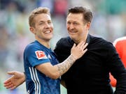 Gut gelaunt in die Schicksalsspiele: Lewis Holtby und Trainer Christian Titz verleihen dem Hamburger SV den nötigen Elan (Bild: KEYSTONE/AP/MICHAEL SOHN)