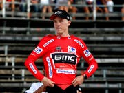 Dank Bonifikationen im Zwischensprint: Der Australier Rohan Dennis aus dem amerikanisch-schweizerischen Team BMC übernimmt am zweiten Tag des Giro 2018 die Gesamtführung (Bild: KEYSTONE/EPA/SEBASTIEN NOGIER)