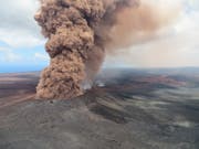 Eine riesige Aschewolke steigt aus dem Vulkan Kilauea empor. Der Kilauea auf Hawaii gilt als einer der aktivsten Vulkane der Welt. (Bild: Keystone/EPA/USGS HANDOUT)