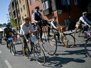 Historische Velos und Kleider: Der Tweed-Run lockte Hunderte nach London. (Bild: KEYSTONE/EPA/NEIL HALL)