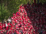 Die Fans von Union Berlin verfolgen das Geschehen angespannt (Bild: KEYSTONE/dpa/ANNEGRET HILSE)