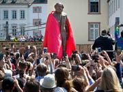 Geschenk aus China: Karl-Marx-Statue bei der Enthüllung in dessen Geburtsstadt Trier am Samstag. (Bild: KEYSTONE/AP/MICHAEL PROBST)