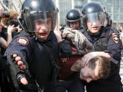 Reihenweise schleppte die Polizei in Moskau Demonstranten weg - landesweit soll über tausend Festnahmen gegeben haben. (Bild: KEYSTONE/AP)